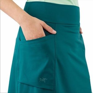 Arc’teryx green athletic skirt, size M